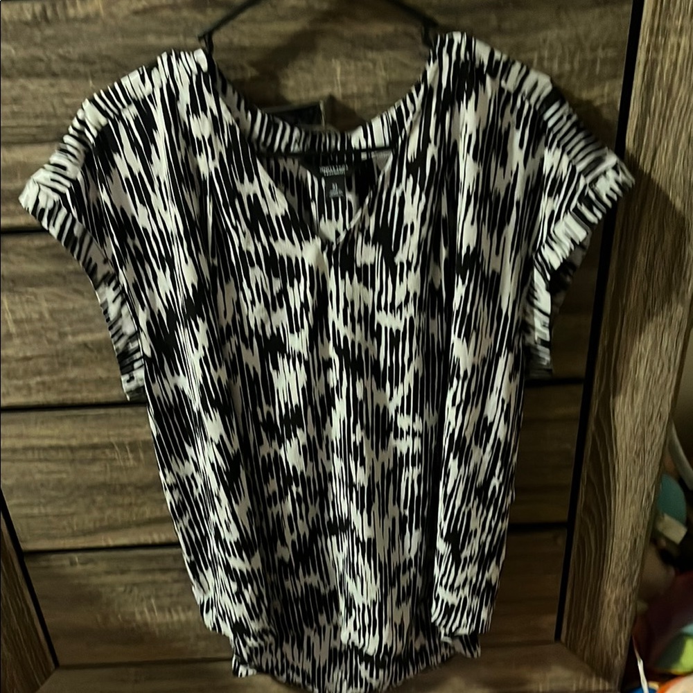 Vera Wang Black and White Pleated Short Sleeve Blouse